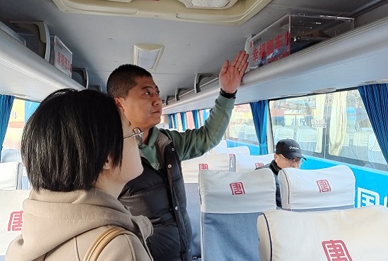 幸福班車上設(shè)置充電寶、雨傘等應(yīng)急物品.jpg