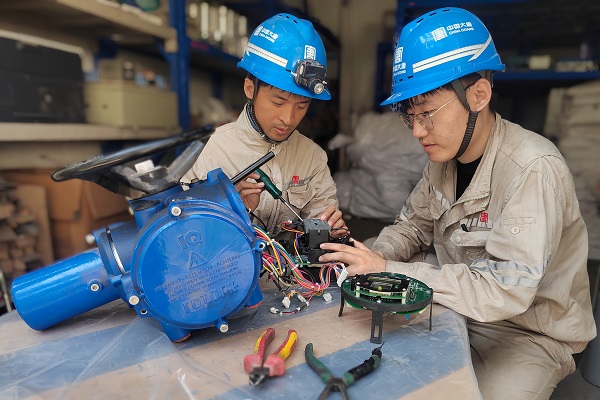 熱控一班人員正在進(jìn)行電動(dòng)執(zhí)行機(jī)構(gòu)修復(fù)再利用。.jpg