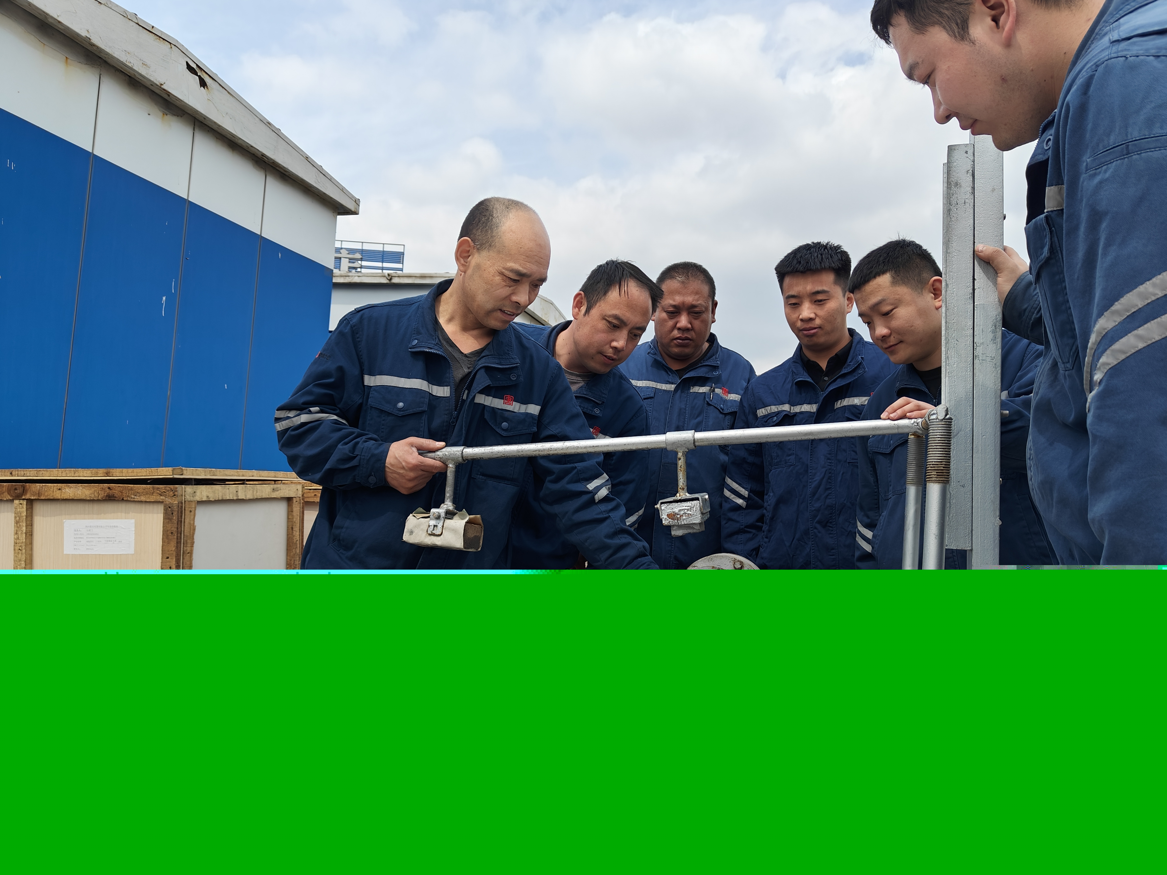 20240510，風(fēng)機(jī)檢修班班長丁帶領(lǐng)班組成員調(diào)試自主研發(fā)的集電環(huán)打磨平臺(tái)。馬克拍攝.jpg