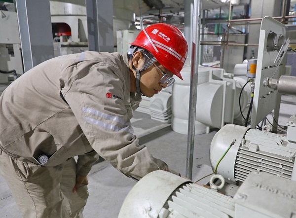 保定熱電廠(chǎng)劉超在檢查設(shè)備安裝情況.jpg