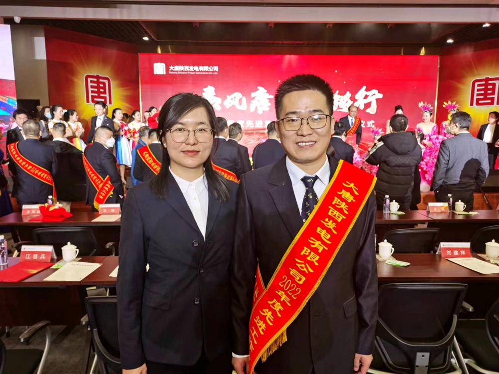 4.韓城第二發(fā)電公司楚樂、李玉珍夫婦在獲獎現(xiàn)場（曹軍科攝）.jpg