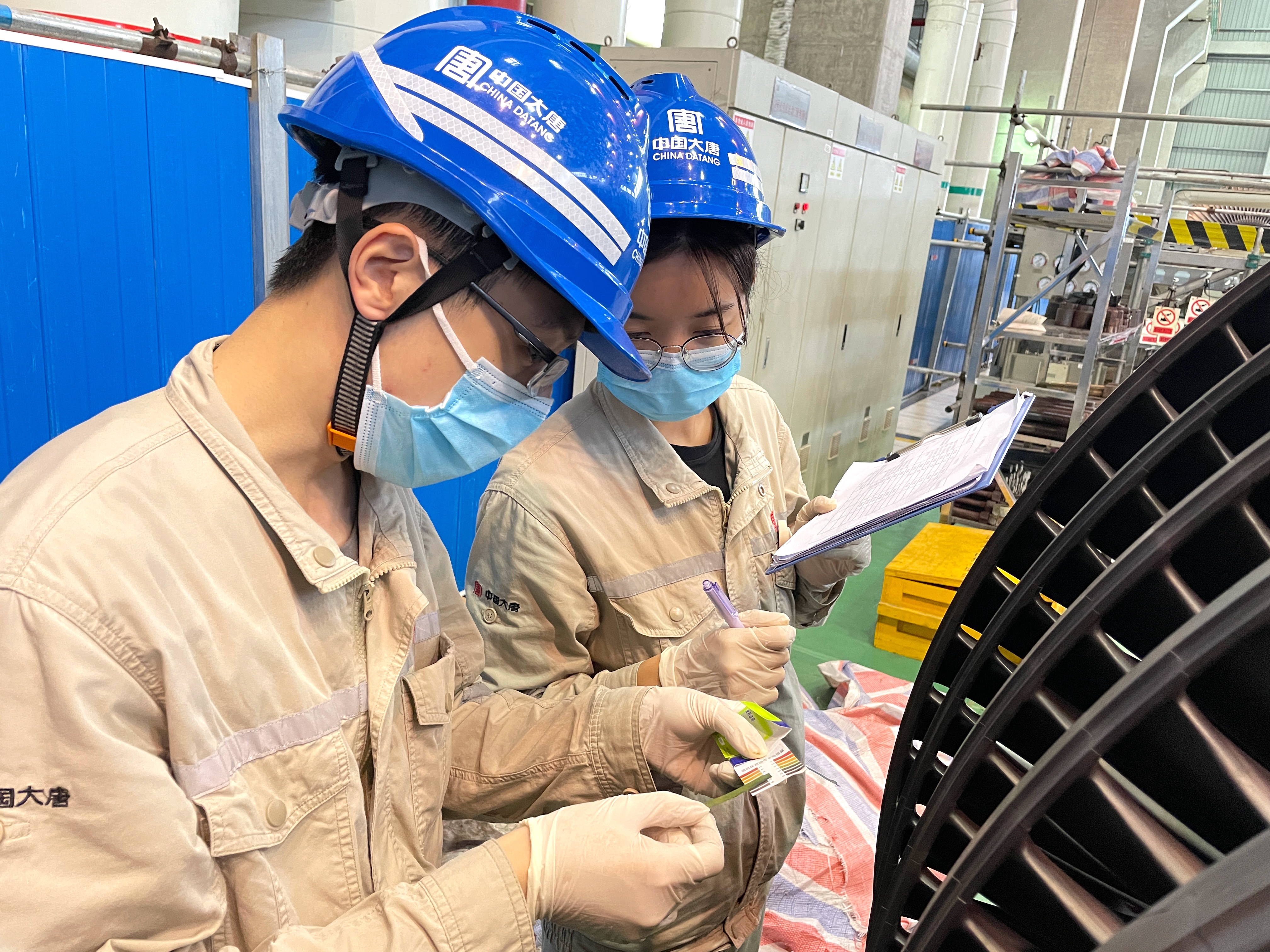 A修現(xiàn)場，對汽輪機轉子葉片進行化學檢查.jpg