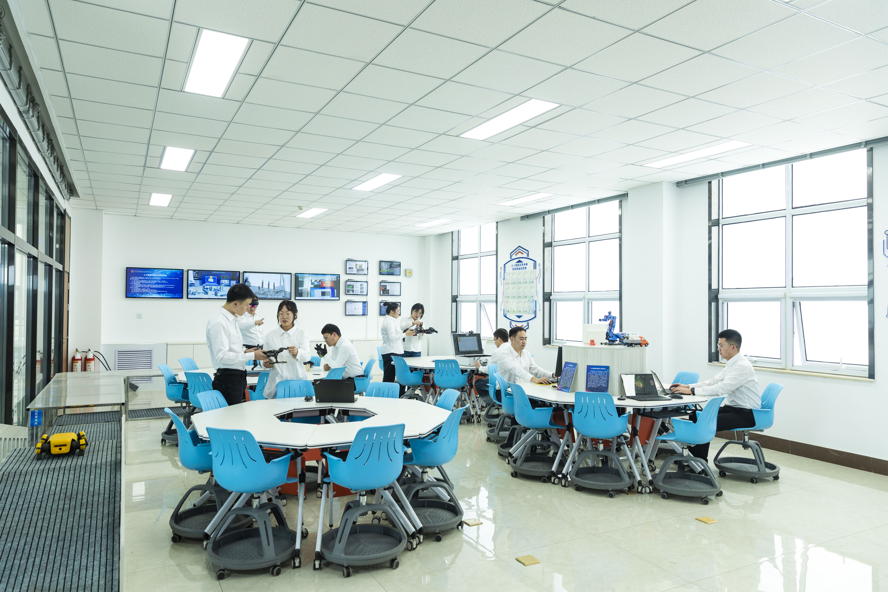2.智慧聯(lián)盟人工智能機器人實驗室：攜手科研院所、頭部企業(yè)，建立“產(chǎn)學研用新型攻關(guān)”模式.jpg