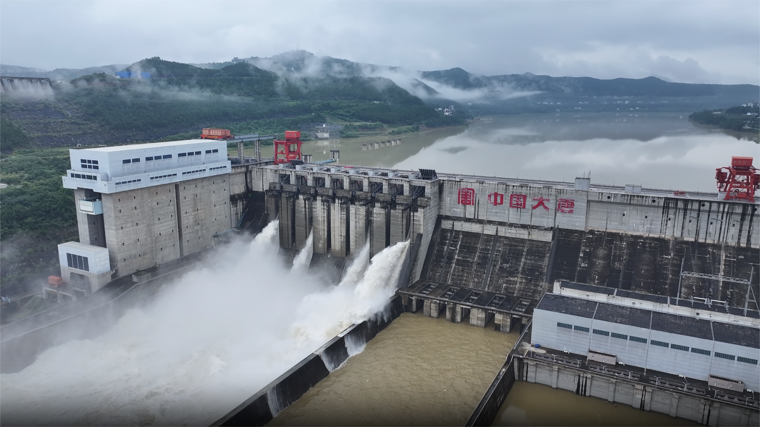 2024年7月，大唐亭子口水利樞紐泄洪場(chǎng)景。袁玉嬌攝 (2).png